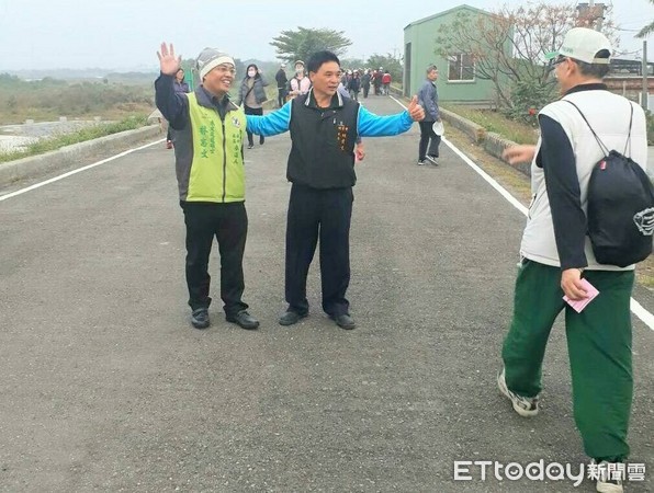 ▲台南市南區、安平區市議員參選人林志文，為參加健走的民眾加油打氣。（圖／林志文提供）