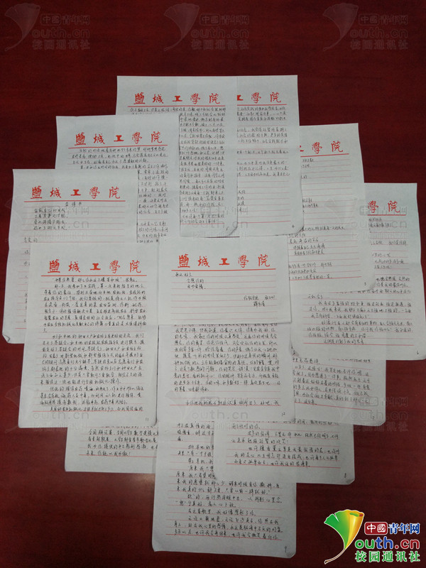▲薛宇清寫給學校的情書堆滿桌面。（圖／翻攝自中國青年網）