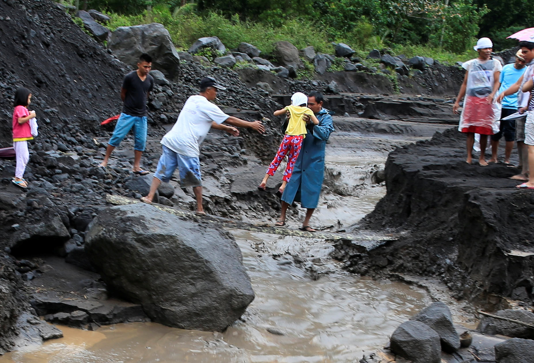 ▲菲律賓馬永火山（Mayon Volcano，或譯為馬榮火山）噴發後，遇豪雨沖刷屯積於山坡火山灰，形成土石流。（圖／路透社）