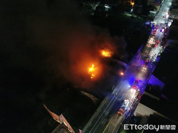台中市烏日區五光路一間工廠今天（29日）凌晨發生火警。（圖／記者莊智勝翻攝）
