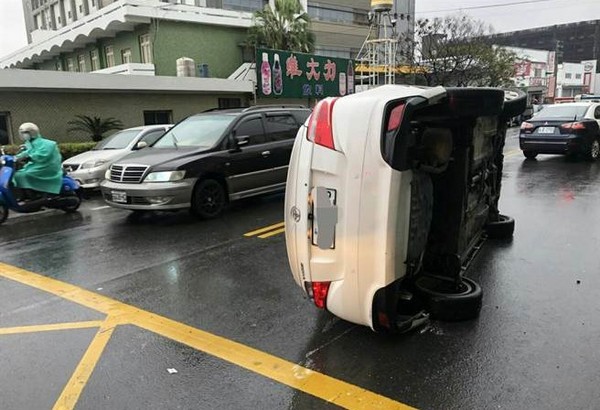 駕駛低頭撿手機車禍，整輛車側翻站立。（圖／翻攝畫面）