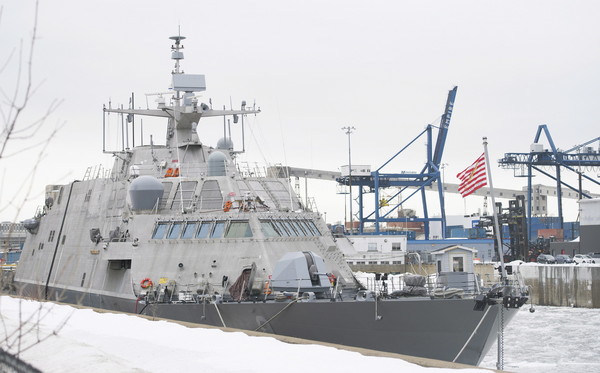 ▲▼已經為軍艦「小石城號」（USS Little Rock LCS-9）上70名士官兵配上了16架除冰機和加熱裝置，以減少船體積冰。（圖／美聯社）