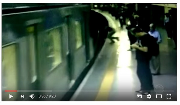 列車進站被變態清潔工推下月台　23歲女奇蹟只受輕傷。（圖／翻攝自Domingo Espetacular的YouTube）