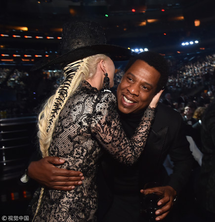 ▲嘻哈天王Jay Z帶女兒出席第60屆葛萊美獎，在台下和肯卓克拉瑪（Kendrick Lamar）、女神卡卡（Lady Gaga）等歌手合照。（圖／CFP）
