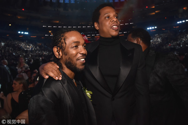 ▲嘻哈天王Jay Z帶女兒出席第60屆葛萊美獎，在台下和肯卓克拉瑪（Kendrick Lamar）、女神卡卡（Lady Gaga）等歌手合照。（圖／CFP）