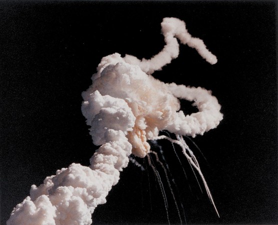 ▲ 「挑戰者號」冒出黑煙後不久就在空中爆炸解體。（圖／翻攝自維基百科）