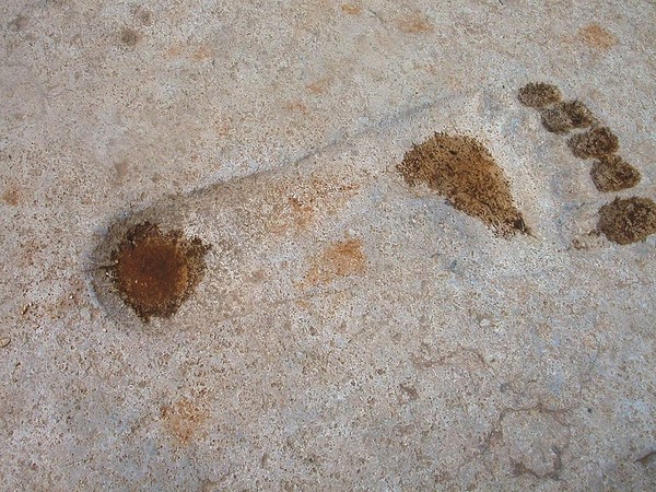 ▲ 艾因達拉神廟廟前的巨大腳印雕刻被視為神的足跡。（圖／翻攝自維基百科）