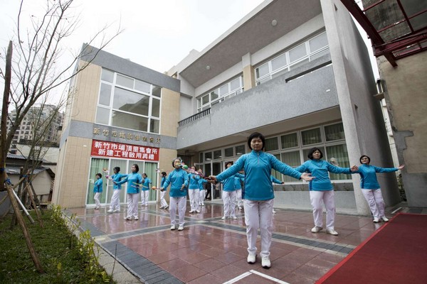 ▲社區媽媽於頂埔里集會所前寬廣空間跳健康舞。（圖／新竹市政府提供）