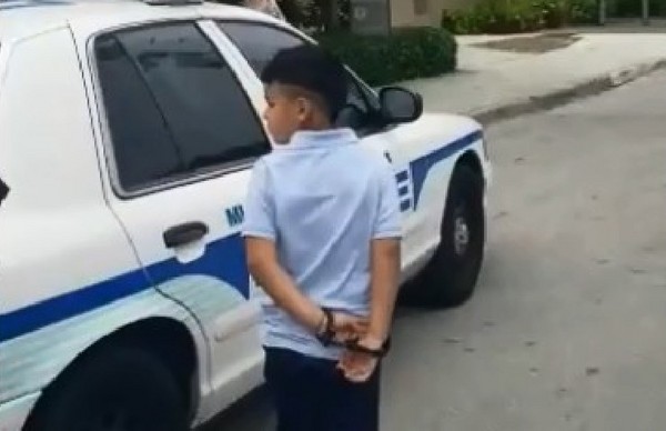 7歲童暴打老師被「上銬帶走」　媽媽淚訴：警察霸凌他。（圖／翻攝自Juan J Alvarado的臉書）