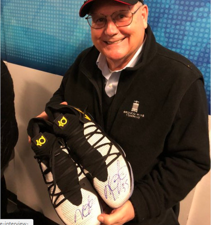 ▲被KD砸中的75歲老球迷拿著簽名鞋開心拍照留念        。（圖／翻攝自推特）