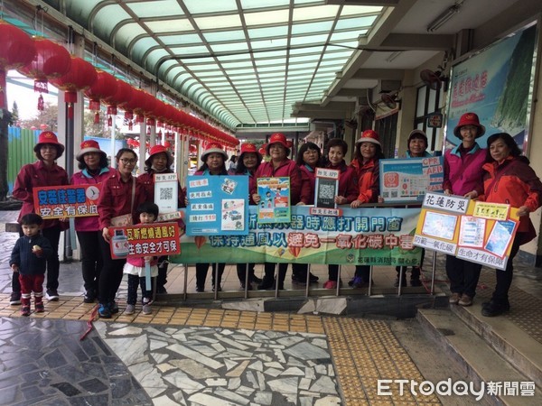 花蓮縣消防局出動婦女防火宣導隊配合實施春安宣導，選定轄內人潮聚集場所，以旗幟、看板、布條及發放宣導品方式，宣導家中用火用電安全、火場避難求生知識及防範一氧化碳中毒等。（圖／花蓮縣消防局提供）