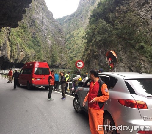 花蓮縣消防局仁里警義消除疏導車流避免交通打結，並協力將機車抬起救人脫困，傷者因驚嚇導致部分記憶有喪失情形且臉部有明顯撕裂傷，通報救護車救護送醫。（圖／花蓮縣消防局提供）