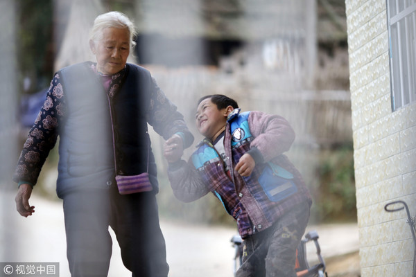 ▲▼桂林七旬老太推腦癱孫子上學，4年日行50公里寒暑不斷。（圖／CFP）