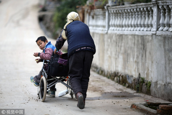 ▲▼桂林七旬老太推腦癱孫子上學，4年日行50公里寒暑不斷。（圖／CFP）