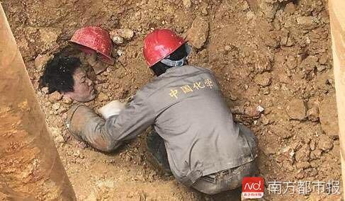▲▼工人被活埋，只剩一顆投露出土堆。（圖／翻攝自《南方都市報》）