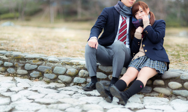 ▲▼日本高中女生冬天圍圍巾，穿短裙。（圖／翻攝自pakutaso）