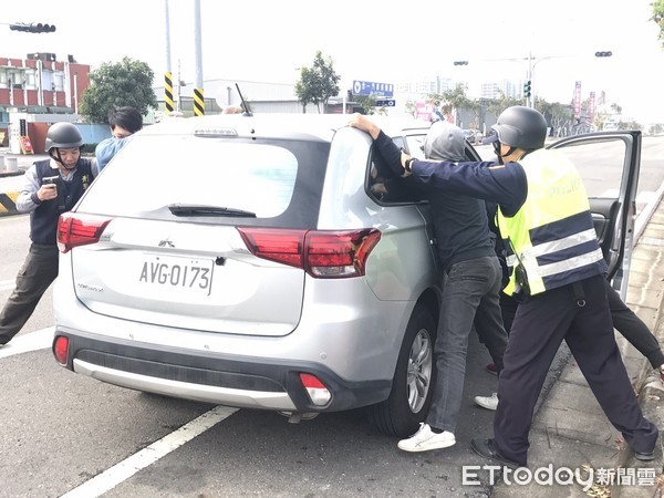 ▲警方運用優勢警網圍捕包抄，終於在萬年路成功攔截搶匪車輛，搶匪棄械投降束手就擒。（圖／記者林悅翻攝）