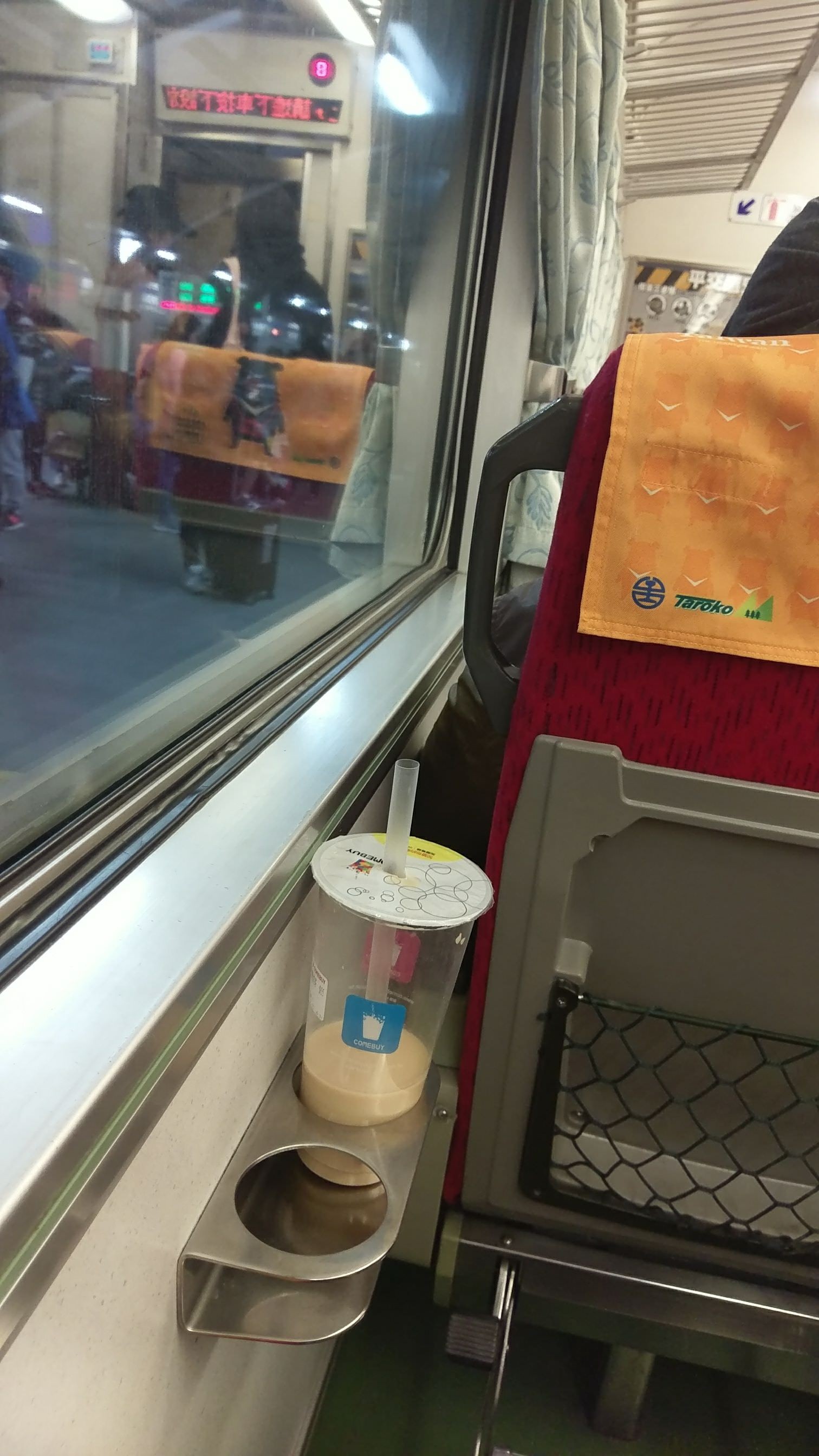 搭火車爽喝珍奶！她大吸一口驚「我沒買飲料」（圖／翻攝Dcard）