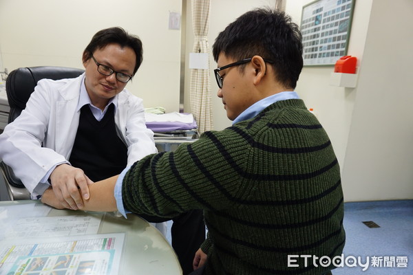 醫師指出，打掃時口罩及手套不可少，減少過敏機會。（圖／童綜合醫院提供）