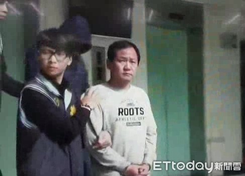 ▲▼林文溪遭打破頭被警消抬上擔架推上救護車。（圖／記者陳豐德翻攝）