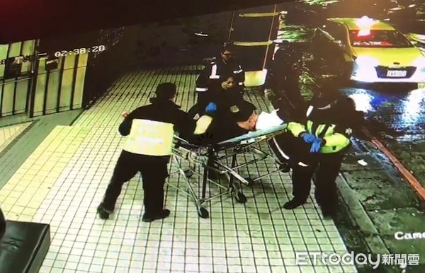 ▲▼林文溪遭打破頭被警消抬上擔架推上救護車。（圖／記者陳豐德翻攝）