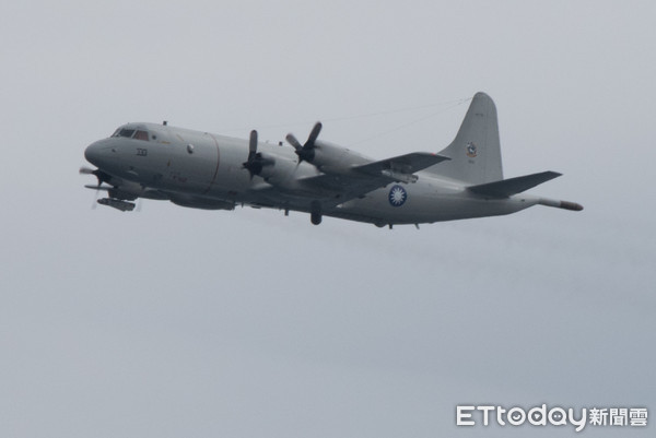 ▲▼國軍107年春節加強戰備,P-3C反潛機投擲熱焰彈,。（圖／記者季相儒攝）