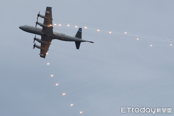 ▲▼國軍107年春節加強戰備,P-3C反潛機投擲熱焰彈,。（圖／記者季相儒攝）