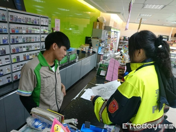 花蓮縣警察局玉里分局玉里派出所警員利用巡邏勤務至超商做反詐騙宣導，請民眾提高警覺性，並加深對反詐騙的認識。（圖／花蓮縣警察局提供）