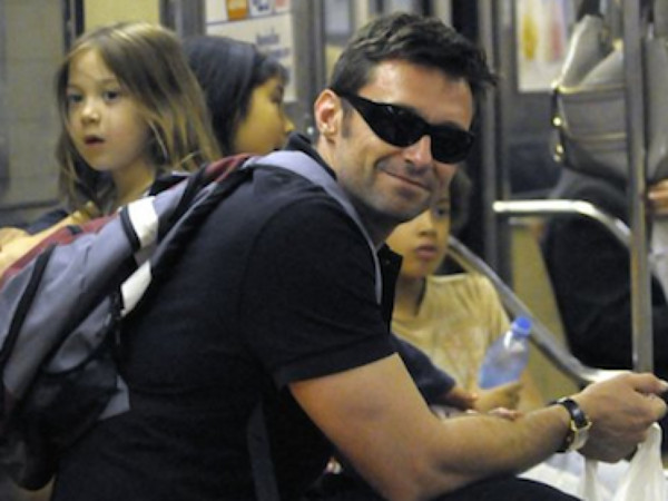 ▲休傑克曼帶著小孩搭地鐵。（圖／翻攝自推特）