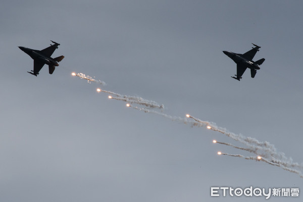 ▲▼國軍107年春節加強戰備,F-16戰機投擲熱焰彈。（圖／記者季相儒攝）