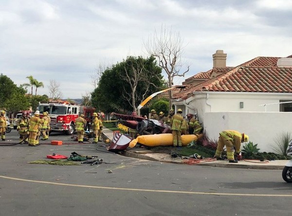 ▲ 一架直升機在衝撞洛杉磯一處民宅後墜毀，造成3死3傷 。（圖／翻自O.C. Register推特）
