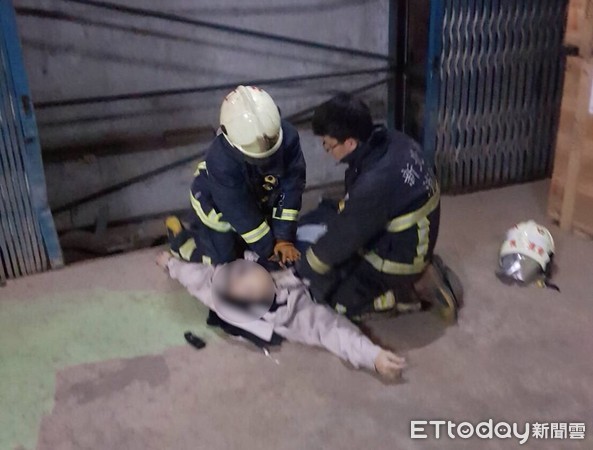 ▲黃姓工人跌落電梯井失去生命跡象，救護人員施以CPR急救。（圖／記者陳豐德翻攝）