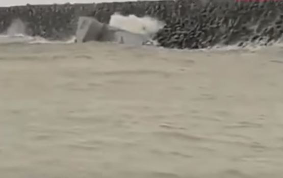 ▲ 伊朗驅逐艦達馬萬德號28日再次因為風雨發生意外，整艘船沉入海底 。（圖／翻攝自YouTube）