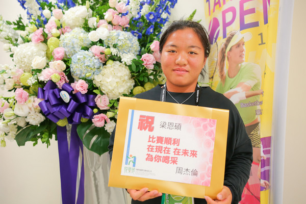 ▲▼梁恩碩收到周杰倫送的花 。（圖／WTA台灣公開賽提供）