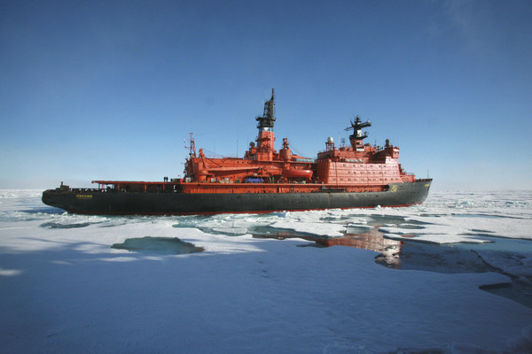 ▲北極航道開通將衝擊全球交通發展。圖為一艘俄羅斯的破冰船到北極進行運補工作。(圖／達志影像／美聯社)