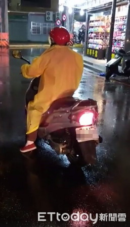 新竹一名婆婆雨夜中騎車，發現年輕騎士楊翰傑沒雨衣，剛好車廂內有多的要送給對方。（圖／楊翰傑授權提供）