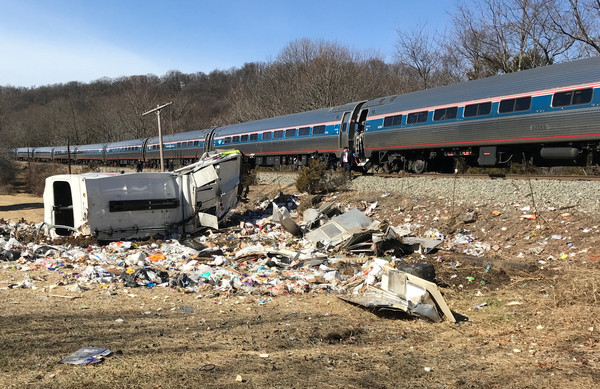 ▲▼美國維吉尼亞州發生火車撞上垃圾車的意外，1人死亡。（圖／路透社）