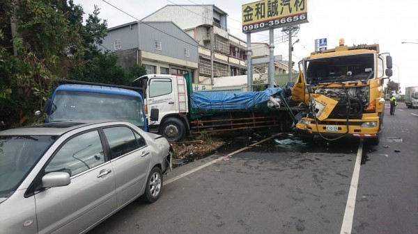 ▲大貨車駕駛違停綁帆布擋雨　慘遭無照垃圾車駕駛撞死。（圖／翻攝畫面）