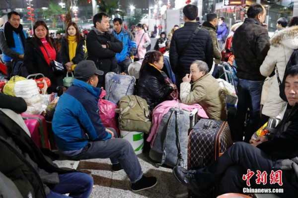 ▲▼上海三大站擠滿返鄉人群。（圖／翻攝自中新網）