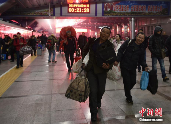 ▲▼上海三大站擠滿返鄉人群。（圖／翻攝自中新網）