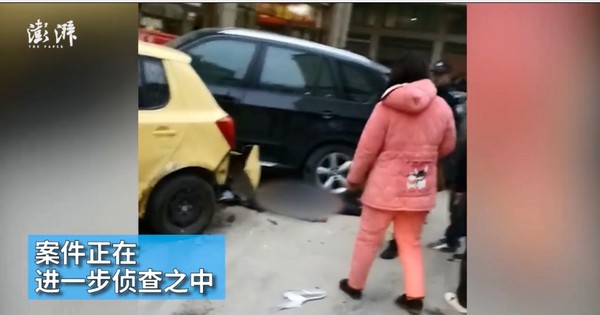 搶地女遭鄰居開車衝撞　「反覆輾壓6次」慘死鏡頭前。（圖／翻攝自大陸澎湃新聞）