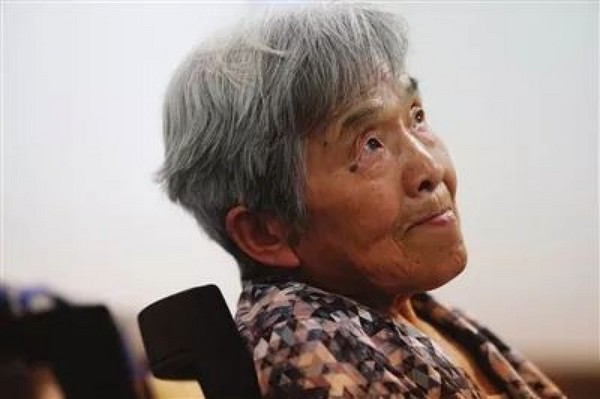 81歲阿嬤學霸畢業啦！會講5種語言　光筆記就電慘年輕人（圖／weixin每日新報）