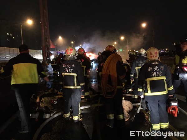 ▲男子深夜高速自撞分隔島，車輛翻覆起火燃燒。（圖／記者林煒傑翻攝）