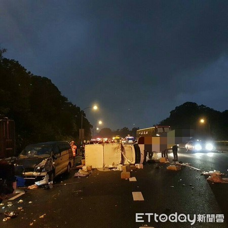 ▲▼國道小貨車失控翻覆於路面，後方車輛減速不及釀連環追撞。（圖／記者陳豐德翻攝）