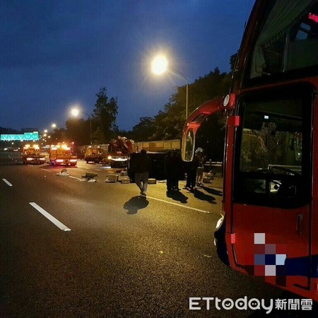 ▲▼國道小貨車失控翻覆於路面，後方車輛減速不及釀連環追撞。（圖／記者陳豐德翻攝）