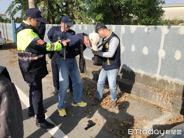 ▲麻豆分局長楊青垂率偵查隊及出動支援警力趕赴現場，在六甲區165線洗布埤橋攔截點圍堵歹徒車輛，並迅速壓制搶匪。（圖／警方提供）