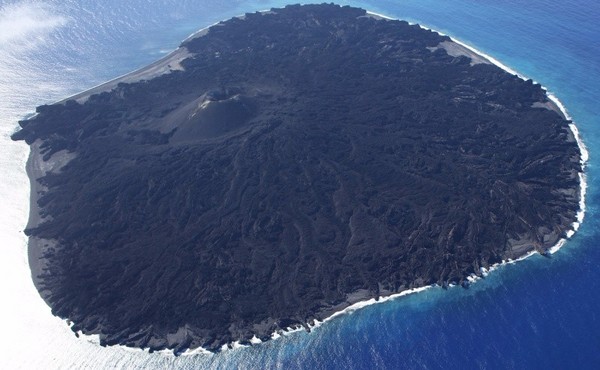 ▲2016年拍攝的西之島樣貌，全島都是黑色的冷卻熔岩（圖／日本國土地理院)