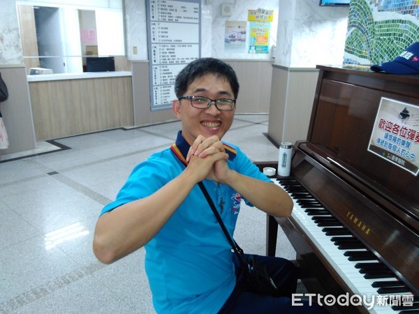居住在台東市身障鋼琴家吳坤穎，在2012年的平安夜發生車禍，嚴重損傷腦部神經，重度昏迷2個多月，最後雖然醒來了，卻導致左半身幾乎癱瘓不良於行的後遺症，也成為了一位重度身障的鋼琴家。（圖／台東醫院提供）