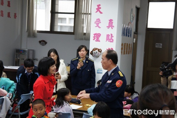 台東縣各界所組成的敬軍團，由台東縣政府秘書長陳明仁暨婦聯會台東分會主任委員陳怜燕等，蒞臨海巡署東部地區巡防局實施敬軍活動，並致贈春節慰勞金。（圖／東部地區巡防局提供）