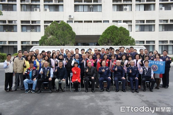 台東縣各界所組成的敬軍團，由台東縣政府秘書長陳明仁暨婦聯會台東分會主任委員陳怜燕等，蒞臨海巡署東部地區巡防局實施敬軍活動，並致贈春節慰勞金。（圖／東部地區巡防局提供）